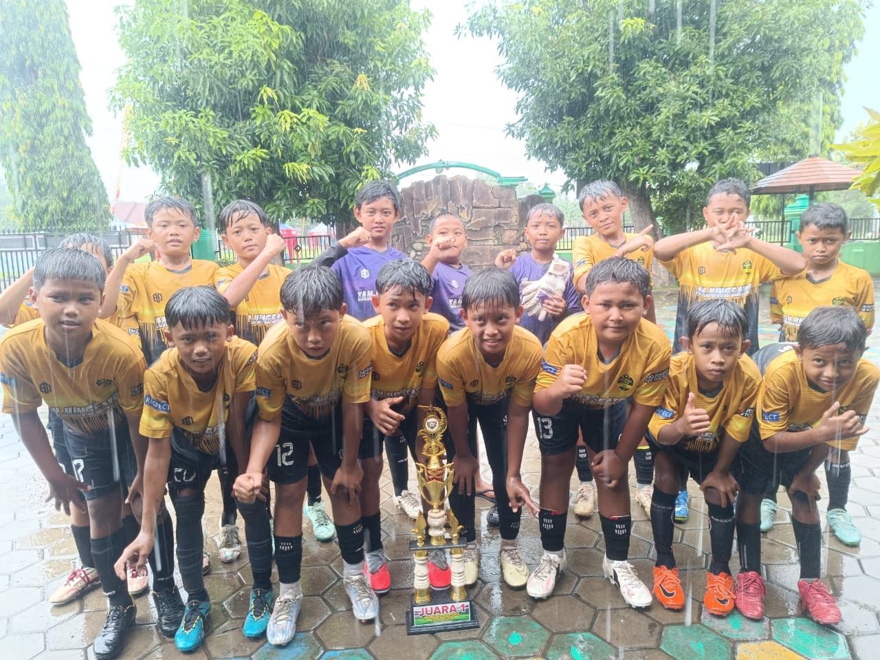 SSB TANJUNG SATRIA JUARA TURNAMEN SEPAK BOLA USIA MUDA